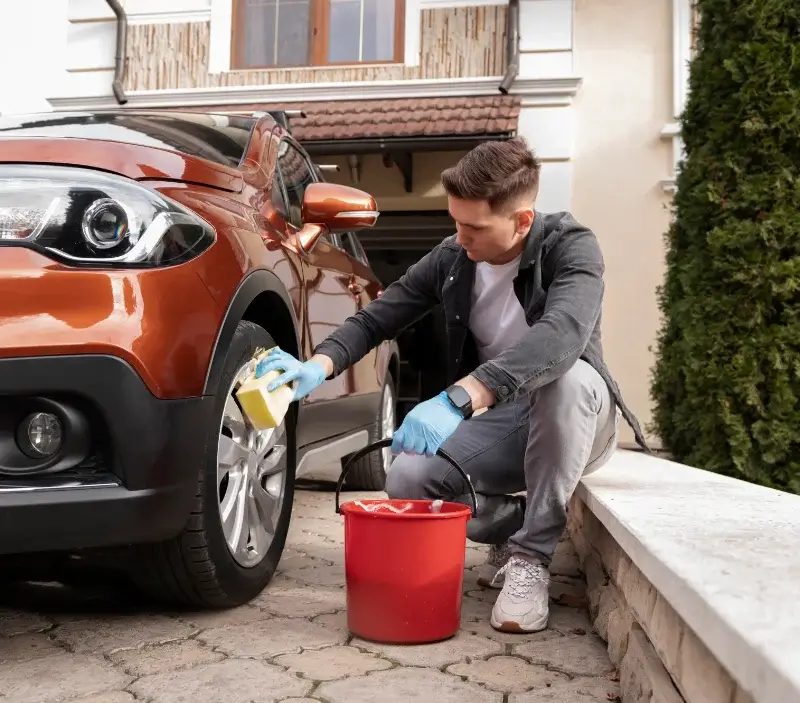 Lavage auto à domicile Pleucadeuc : professionnel intervenant sur un véhicule